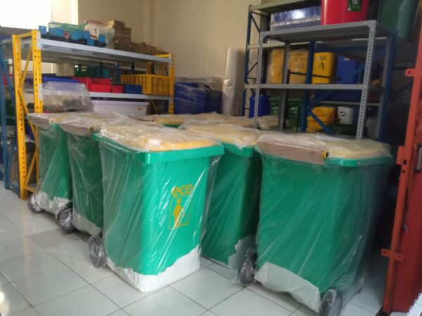 TEMPAT SAMPAH PLASTIK BESAR 360 LITER ATARI ECO 9974 (3) TEMPAT SAMPAH PLASTIK BESAR ATARI 360 LITER, KIRIM KE CIDENG - JAKARTA PUSAT Oleh Tim RAJA PLASTIK INDONESIA