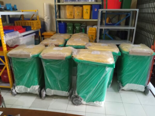 TEMPAT SAMPAH PLASTIK BESAR 360 LITER ATARI ECO 9974 TEMPAT SAMPAH PLASTIK BESAR ATARI 360 LITER, KIRIM KE CIDENG - JAKARTA PUSAT Oleh Tim RAJA PLASTIK INDONESIA