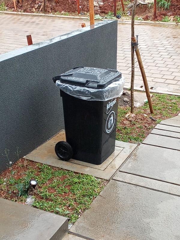 KIRAPAC KIRAPAC 100 LITER KLX 9100 HITAM (4) TEMPAT SAMPAH BESAR PLASTIK HITAM 100 LITER KIRAPAC KLX 9100: Solusi Tempat Sampah Outdoor Kuat, Elegan, dan Tahan Lama